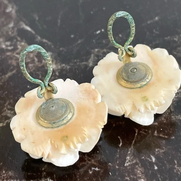 VTG Faux Ivory Carved Flower Retro Cottage Granny Brooch Clip Earring Set 50s - Picture 4 of 5